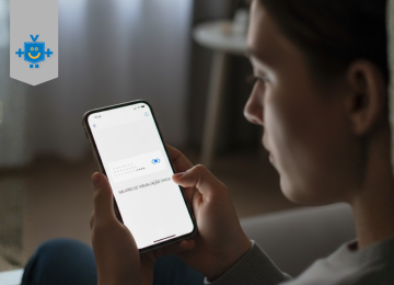 Imagem de uma pessoa, segurando um smartphone e olhando a tela do aplicativo de um banco. A tela exibe o saldo bancário oculto por pontinhos com um ícone de olho riscado simbolizando o peso dos gastos mensais no salário. -  (crédito: Reprodução Educando Seu Bolso)