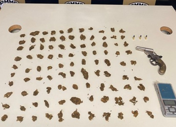 Jovem é preso em escola com arma de fogo e 100 buchas de maconha -  (crédito: DiculgaÃ§Ã£o/PMMG)
