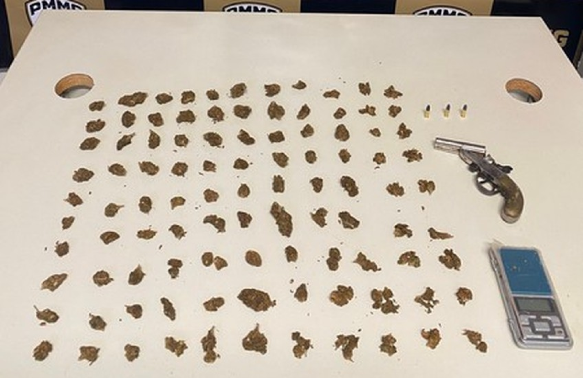 Jovem é preso em escola com arma e 100 buchas de maconha - DiculgaÃ§Ã£o/PMMG