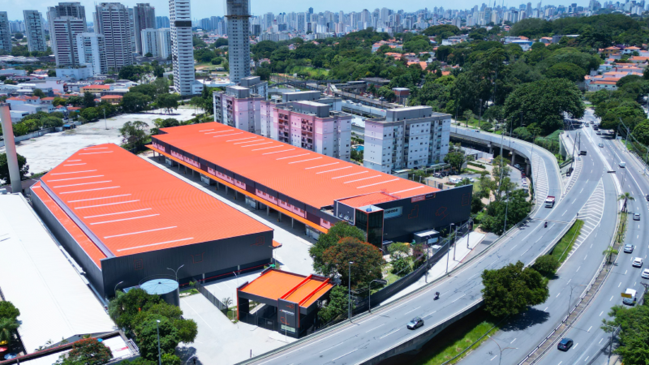 Boom do e-commerce faz logística rever malha urbana em SP - DINO