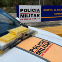 Motorista tenta fugir nadando ao ser pego com droga dentro do carro em BR - PMRv/Divulgação