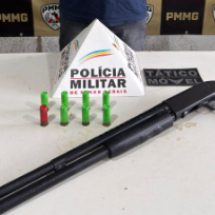 Homem é preso com espingarda calibre 12 escondida no porta-malas em Minas - PMMG/Reprodução