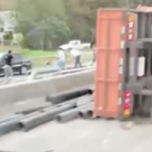 Carreta com tubos tomba na BR-381 e causa interdição de 8 quilômetros - Redes Sociais/Reprodução