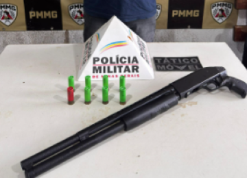 A espingarda calibre 12 escondida no porta-malas, estava enrolada em um cobertor -  (crédito: PMMG/Reprodução)