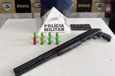 A espingarda calibre 12 escondida no porta-malas, estava enrolada em um cobertor -  (crédito: PMMG/Reprodução)