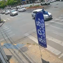 Homem em cima de capô em carro durante discussão em Patrocínio, no Alto Paranaíba do estado -  (crédito: Redes Sociais/Reprodução)