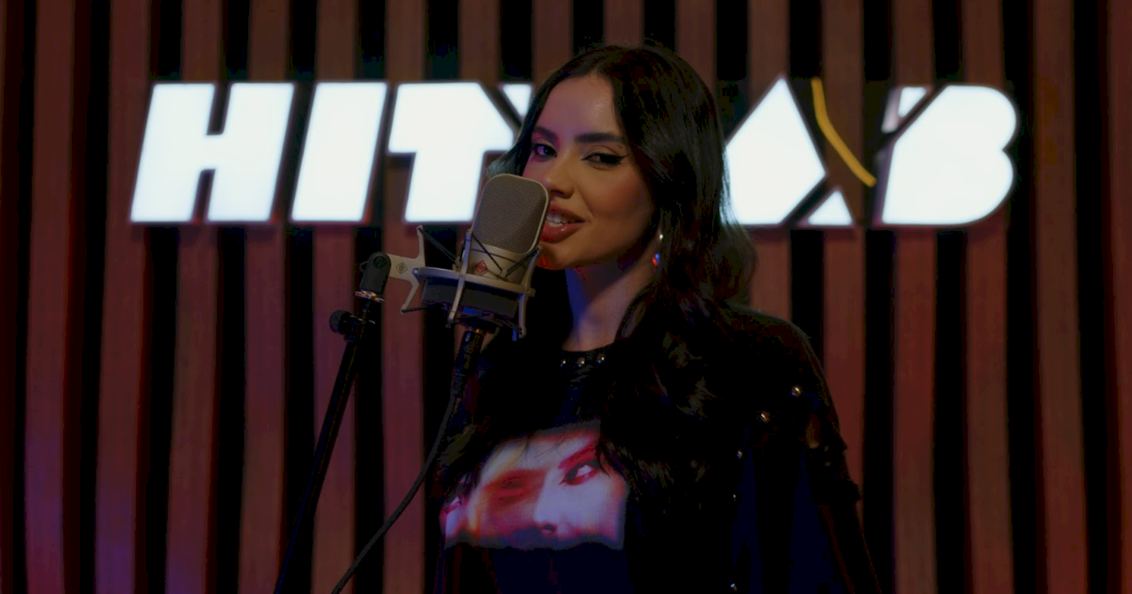 Júlia Rezende volta ao 'Hit Sessions' com interpretação de 