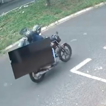 MG: dupla furta TV e foge em moto em plena luz do dia; veja vídeo - Redes Sociais/Reprodução