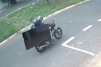 MG: dupla furta TV e foge em moto em plena luz do dia; veja vídeo