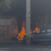 Moradores de rua brigam e carro acaba incendiado no Funcionários - Redes Sociais/Reprodução