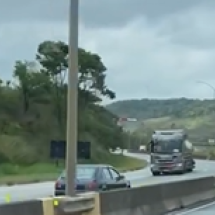 Vídeo: idoso invade contramão e quase bate em carreta em Minas - Redes Sociais/Reprodu&ccedil;&atilde;o