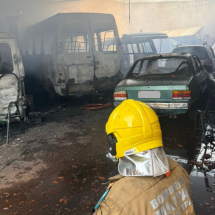 MG: incêndio em oficina mecânica destrói seis veículos - CBMMG / Divulga&ccedil;&atilde;o