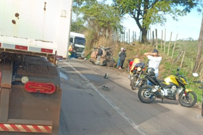 Acidente aconteceu na BR-381, em Santa Luzia (MG), envolvendo uma carreta e um veículo de passeio -  (crédito: Redes Sociais/Reprodução)