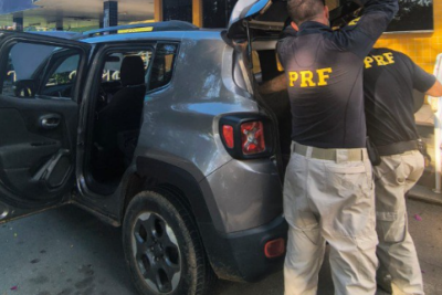 Carro com registro de roubo/furto foi recuperado em Pouso Alto (MG), no Sul do estado -  (crédito: PRF/Reprodução)