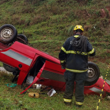 BR-381: carro capota e bombeiros encontram corpo de homem próximo a córrego - CBMMG/Divulgação 