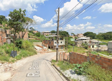 Homicídio aconteceu na Rua Paineira, no Bairro Serra Dourada, em Ibirité (MG), Região Metropolitana de Belo Horizonte -  (crédito: Google Street View/Reprodução)