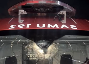 Ambulância foi apedrejada por populares que se revoltaram com a demora no atendimento  -  (crédito: Redes Sociais/Reprodução)