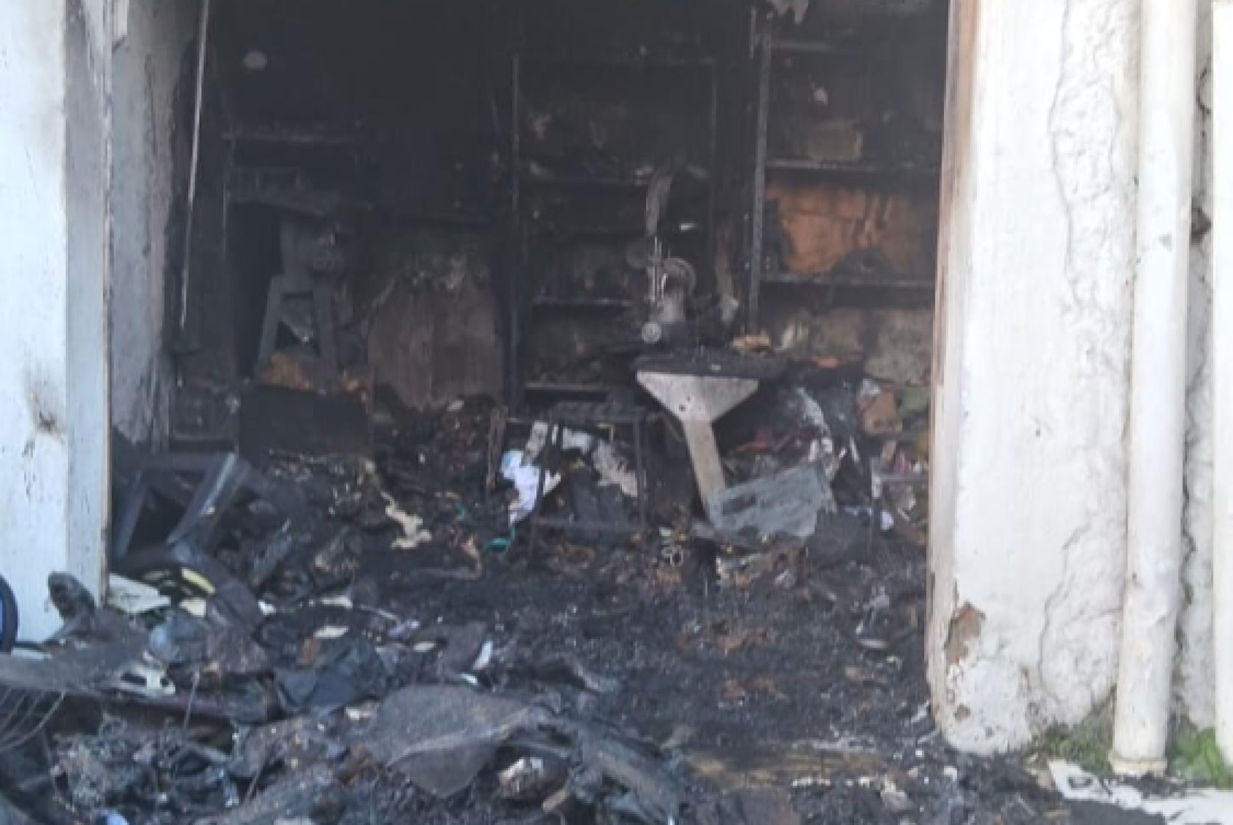 Incêndio em loja de calçados no Buritis aconteceu durante a madrugada e fogo já foi controlado pelos bombeiros  -  (crédito: Corpo de Bombeiros/Reprodução)