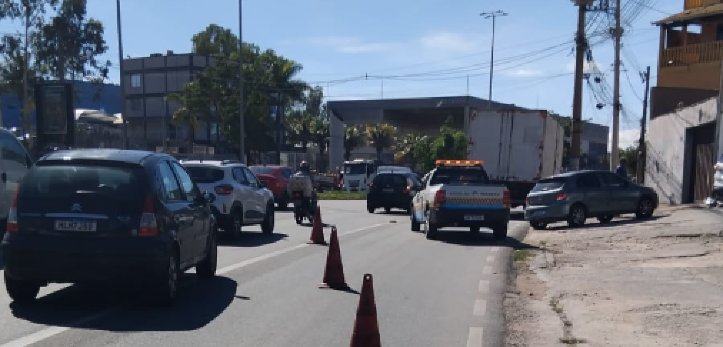 Acidente entre caminh&atilde;o e carro na Via Expressa de Contagem