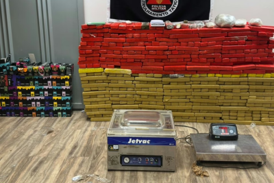 Casa era depósito de meia tonelada de maconha em Uberlândia -  (crédito: DivulgaÃ§Ã£o/PMMG)