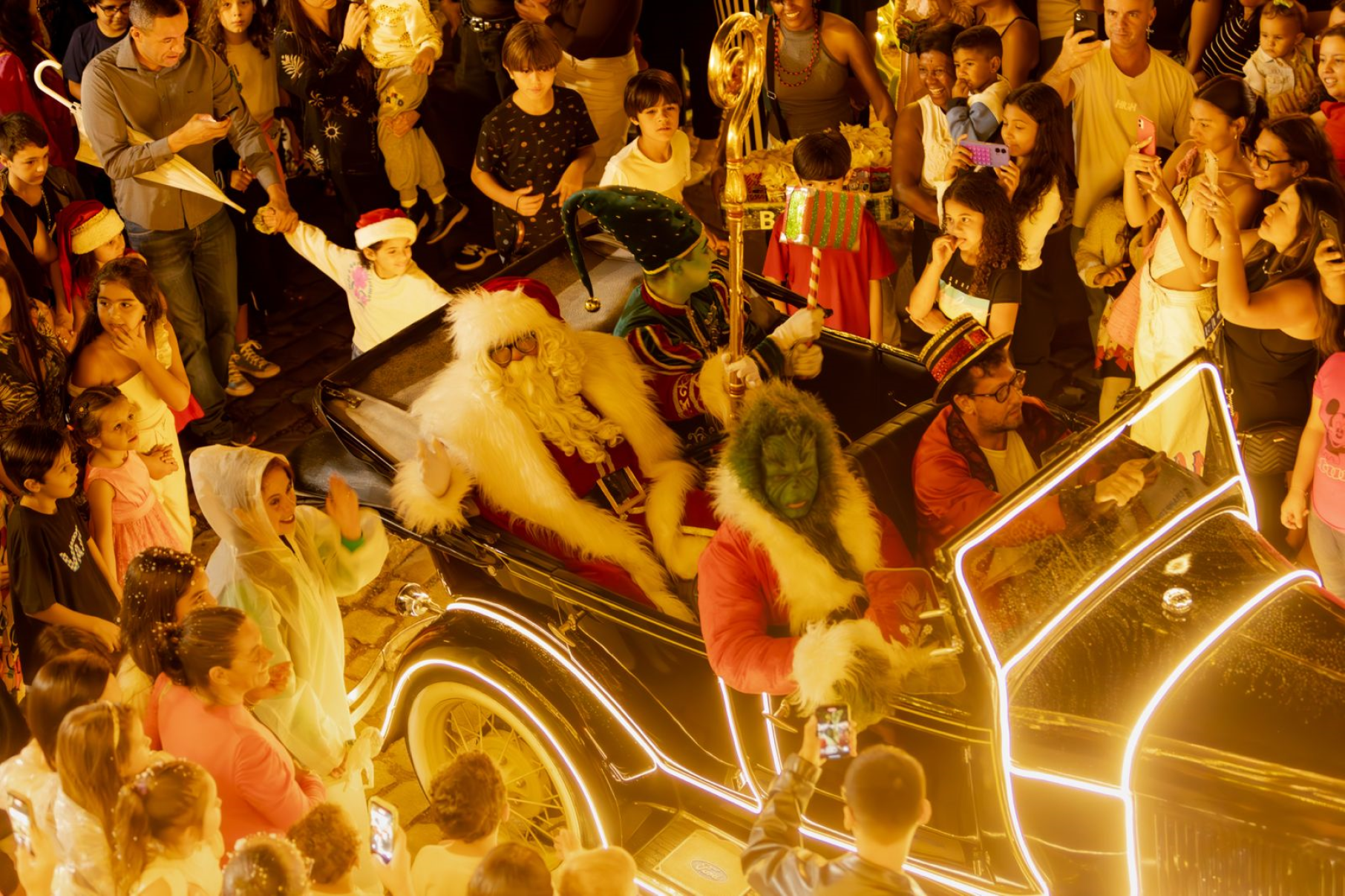 O momento também celebra a tão esperada chegada do Papai Noel