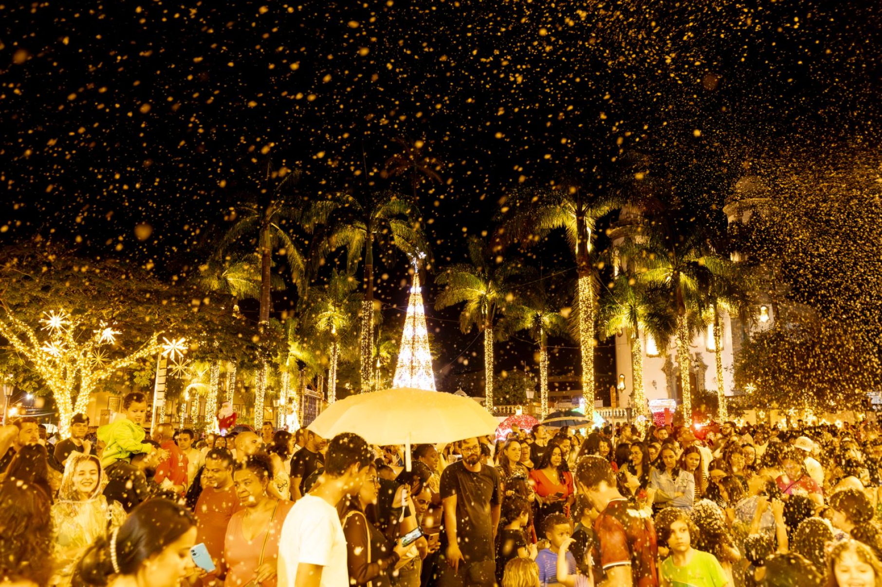 A abertura oficial da programação ocorreu às 19h desta sexta (14), no Largo de São Francisco