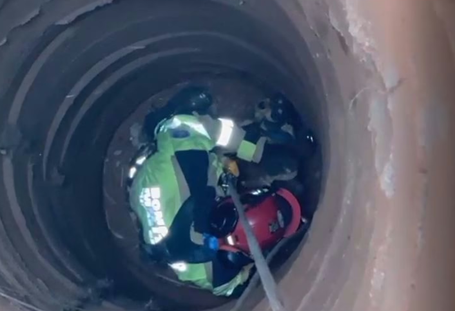 Cachorro cai em cisterna de mais de 12 metros em cidade mineira - CBMMG/Divulga&ccedil;&atilde;o