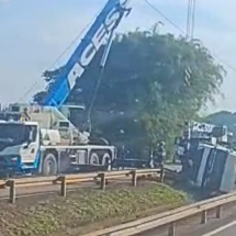 MG: BR-381 é interditada para destombar carreta que ficou 2 dias no local - Redes Sociais/Reprodução