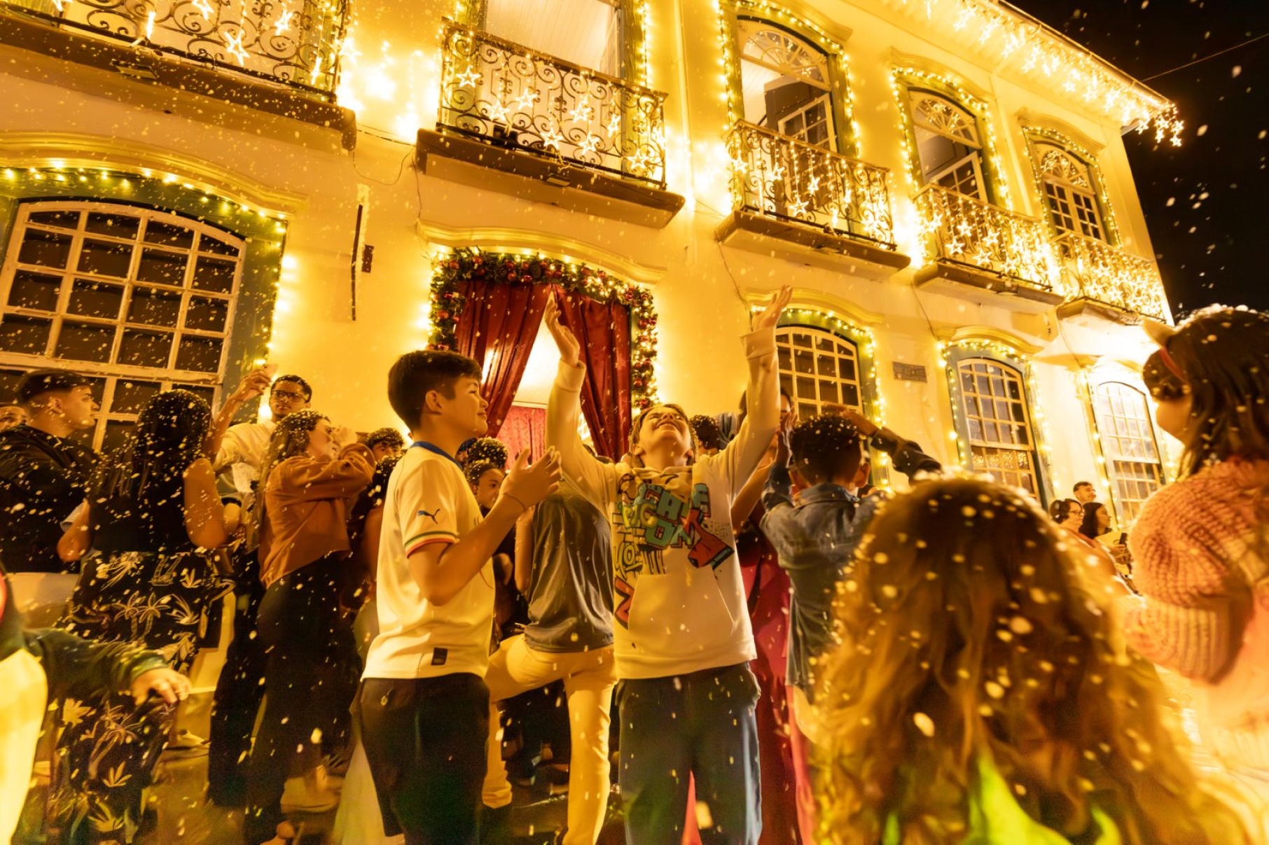 O desfile reuniu não só crianças, mas pessoas de todas as idades