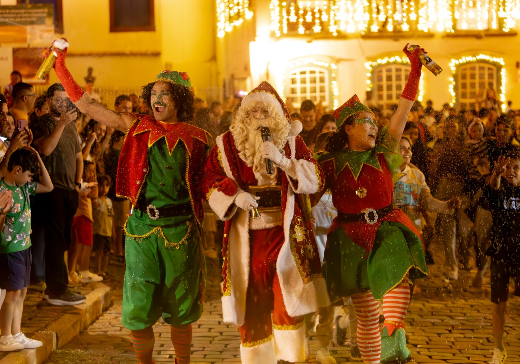 A festa continua neste sábado (15) com o Grande Cortejo de Natal, que promete ser um dos destaques da programação