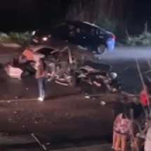 Motorista se assusta com frenagem, entra na contramão e uma pessoa morre - Redes Sociais/Reprodução