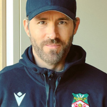 Ryan Reynolds revive clássico de Clint Eastwood em remake