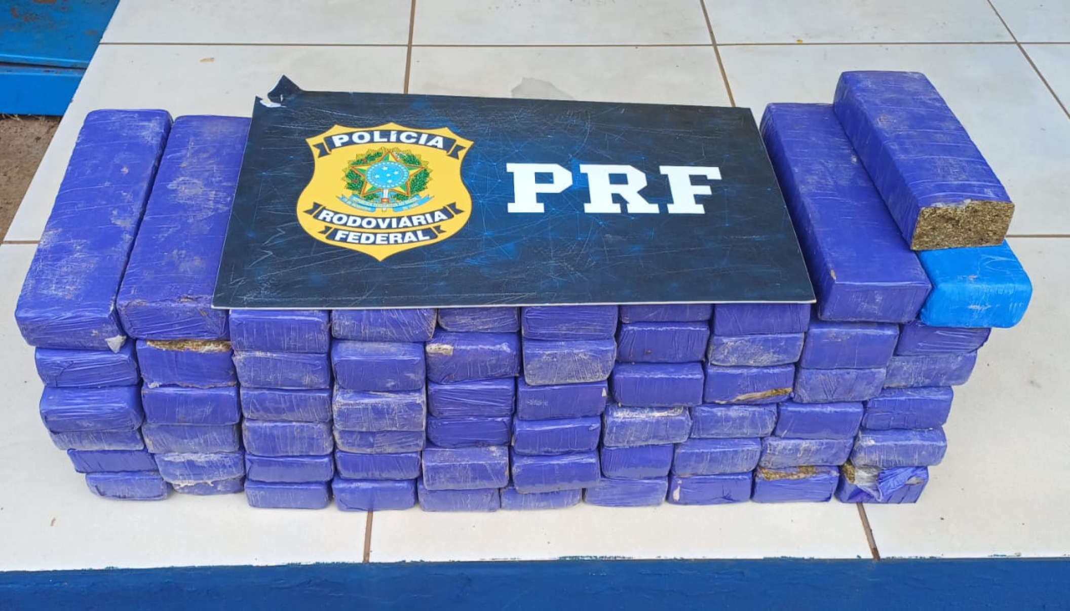 PRF prende homem com mais 50 kg de maconha na BR-050