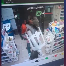 BH: vendedora usa cadeira de plástico para reagir a assalto em drogaria - Redes Sociais/Reprodução