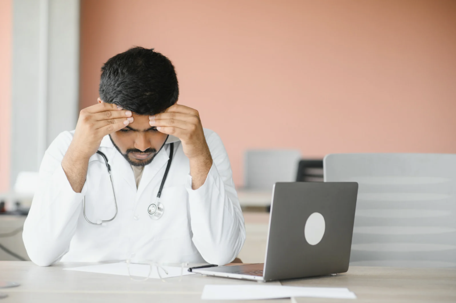 Judicialização médica cresce e eleva busca por seguros - DINO