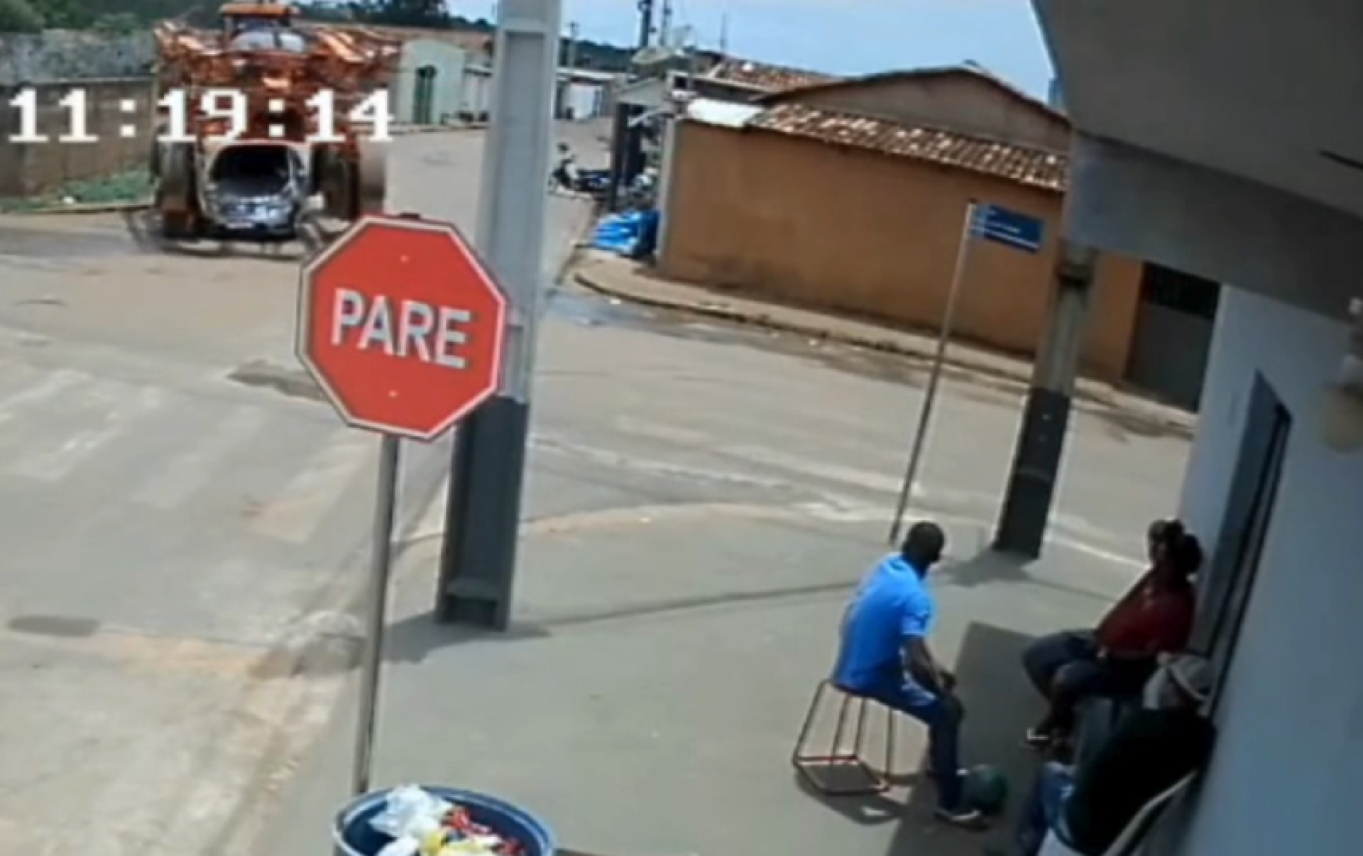 Vídeo: Condutor de trator bate em carro nas ruas de cidade mineira - reproduÃ§Ã£o/redes sociais