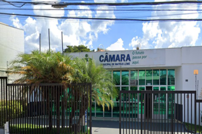Sede da Câmara Municipal de Mateus Leme, na Grande BH, que declarou a perda do mandato do vereador Wellington Moura -  (crédito: Reprodução/ Google Street View)