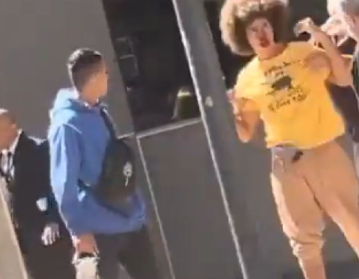 Vídeo mostra momento em que homem não identificado aparece provocando o parlamentar, que é atacado com socos - (crédito: Reprodução X) Vídeo mostra momento em que homem não identificado aparece provocando o parlamentar, que é atacado com socos - (crédito: Reprodução X)