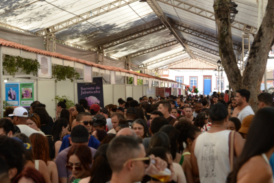 Festival tem mais de 50 espaços de venda de comida e bebida, além de estandes de artesanato -  (crédito: Túlio Santos/EM/D.A.Press)