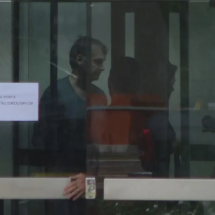 Bolsonaro é visto pela 1ª vez após prisão, em visita de Michelle - CNN Brasil / Reprodução