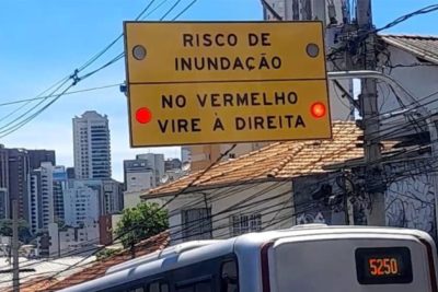 Placa de sinalização luminosa instalada no Bairro Prado, Região Oeste de BH para alertar sobre inundações nas vias. -  (crédito: Reprodução/Prefeitura de Belo Horizonte)