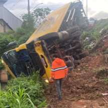 Carreta dos Correios cai em ribanceira na BR-381 - Redes Sociais/Reprodução