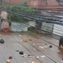 Vídeo: chuva provoca alagamento e rua fica tomada por lixo em cidade de MG - Redes Sociais/Reprodução