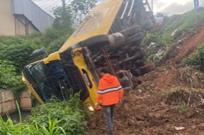 Carreta dos Correios cai em ribanceira na BR-381, em João Monlevade (MG) -  (crédito: Redes Sociais/Reprodução)