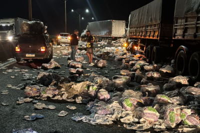 Colisão entre carretas interdita BR-381 e espalha carga na pista em Pouso Alegre -  (crédito: Redes Sociais/Reprodução)