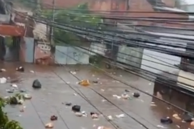 Chuva alaga ruas e arrasta lixo em Conselheiro Lafaiete (MG) -  (crédito: Redes Sociais/Reprodução)