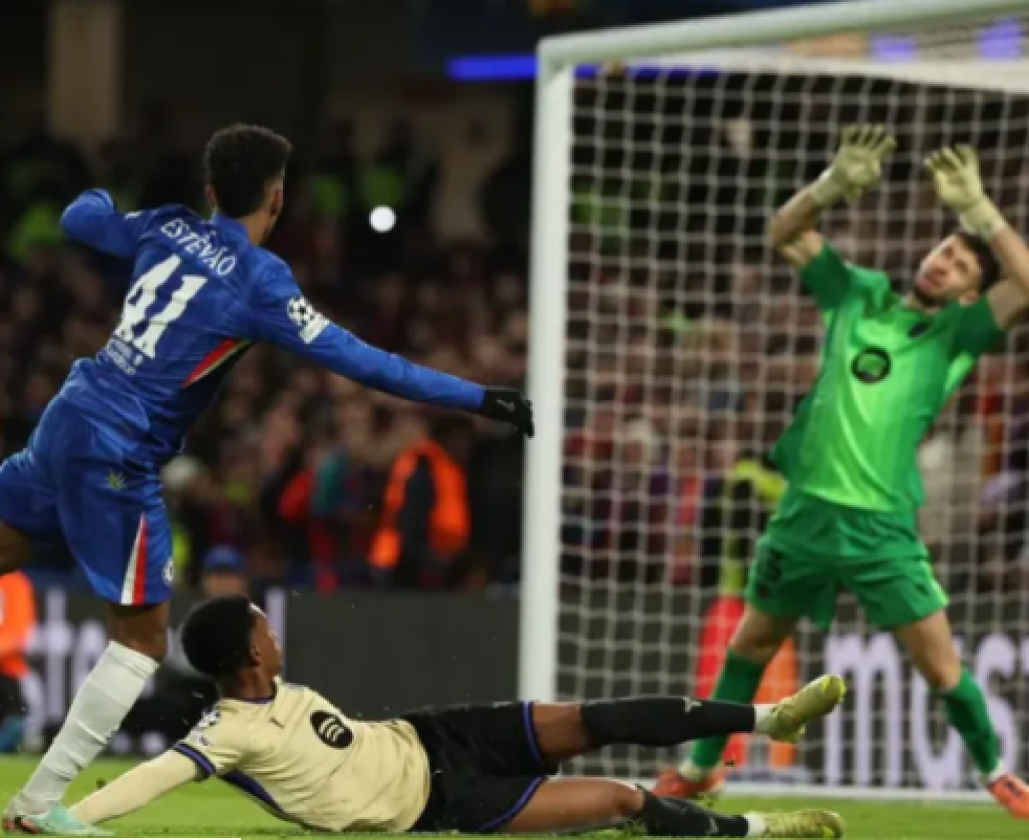 Chelsea atropela Barcelona na Champions League com gol de Estêvão - No Ataque Internacional
