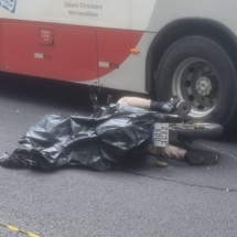 Motociclista morre ao cair embaixo de caminhão em BH - Redes Sociais/Reprodução