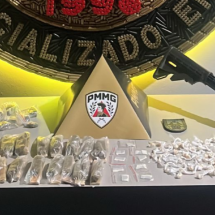 Homem é preso ao esconder drogas em caixa de esgoto na Grande BH - PMMG/Reprodução