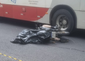 Motociclista morreu depois de cair sob caminhão na Avenida José Cândido da Silveira -  (crédito: Redes Sociais/Reprodução)